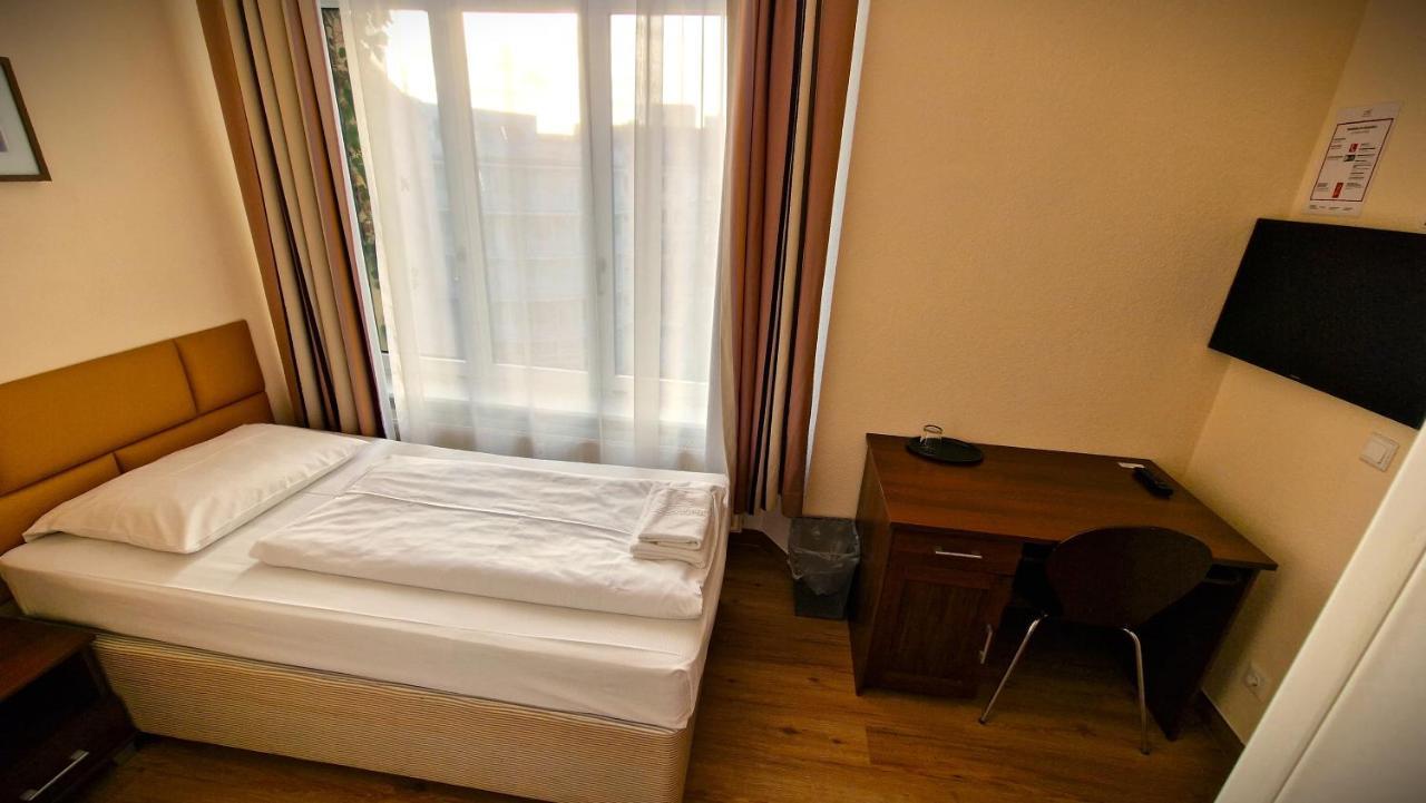 Mikon Eastgate Hotel - City Centre Berlin Bagian luar foto